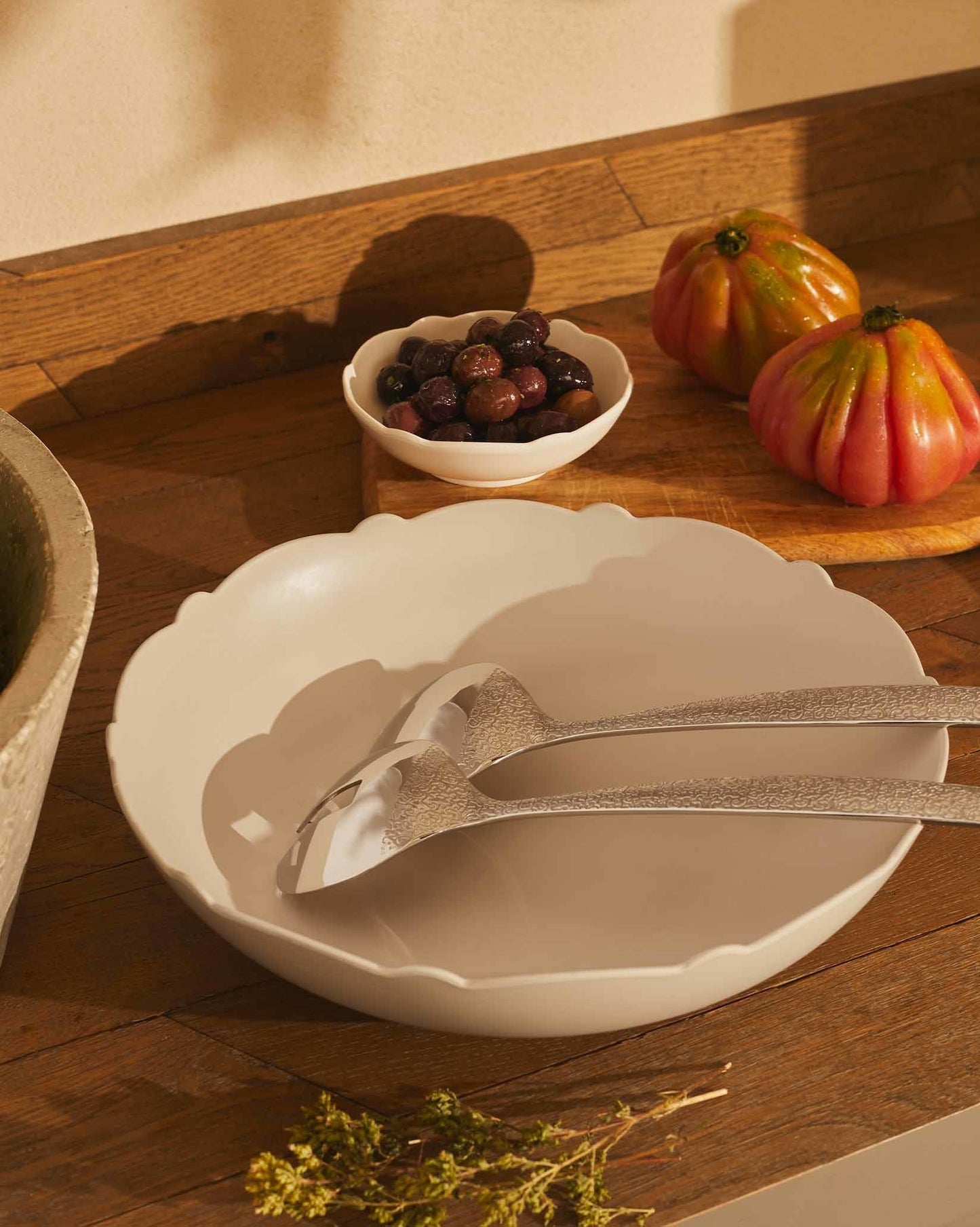 Dressed en plein air salad serving bowl