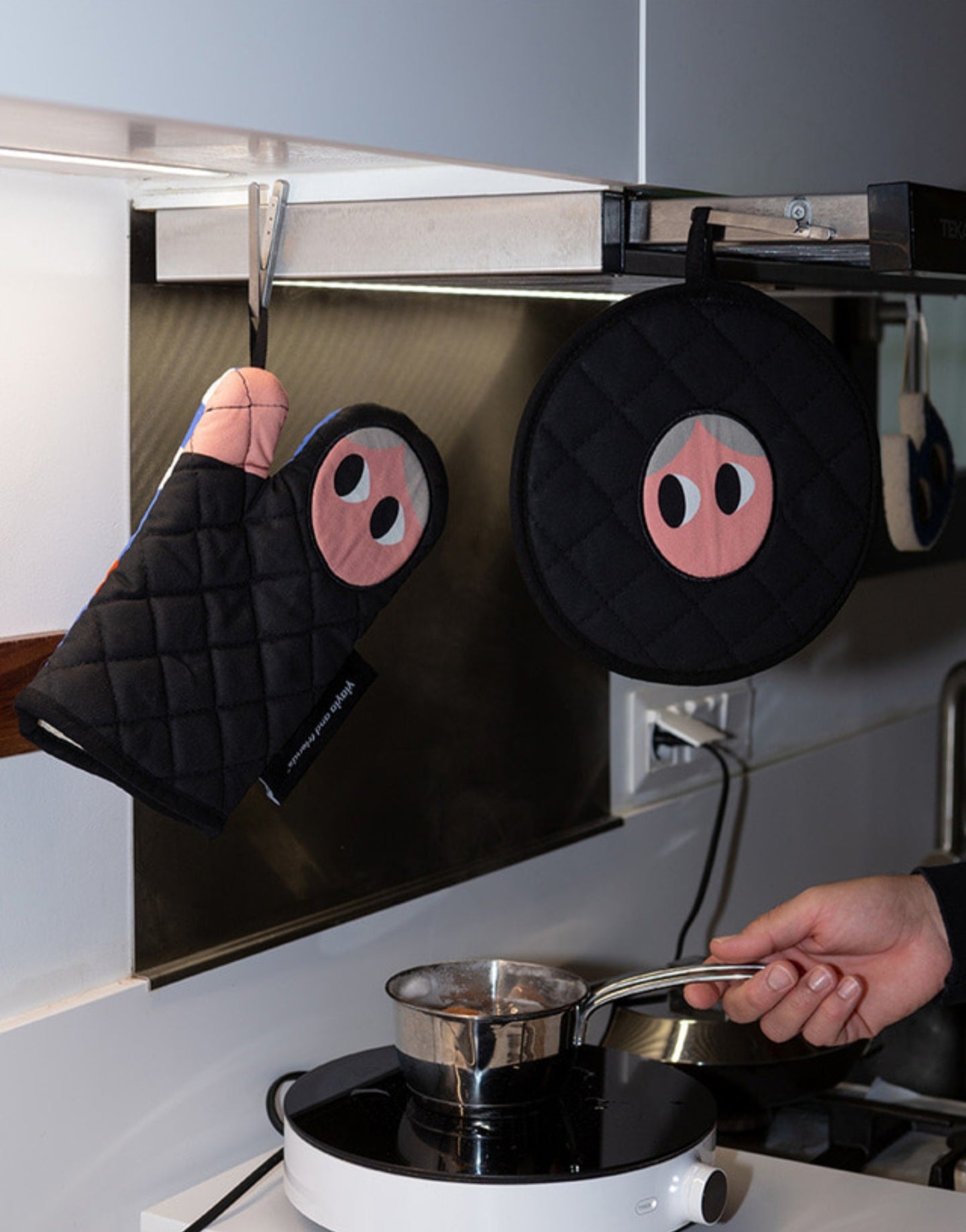Hello oven mitts