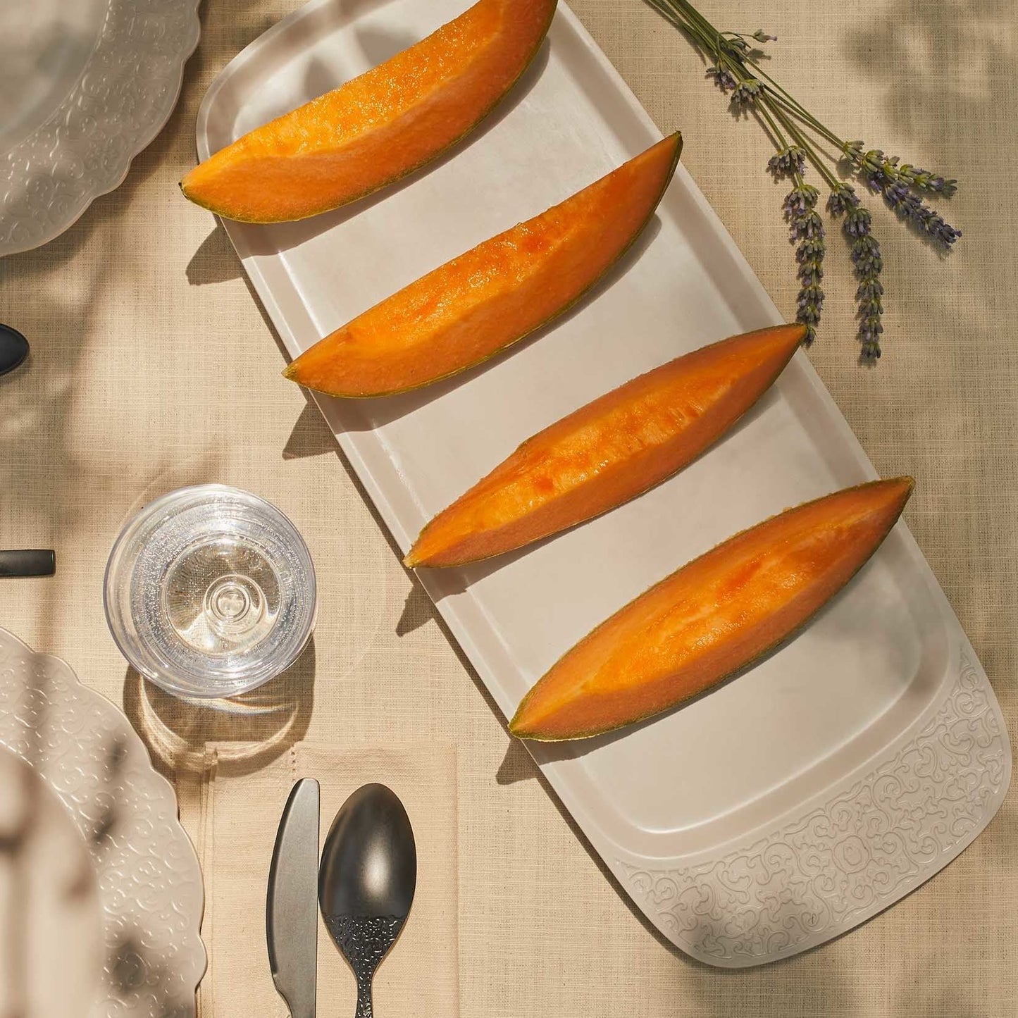 Dressed en plein air serving plate