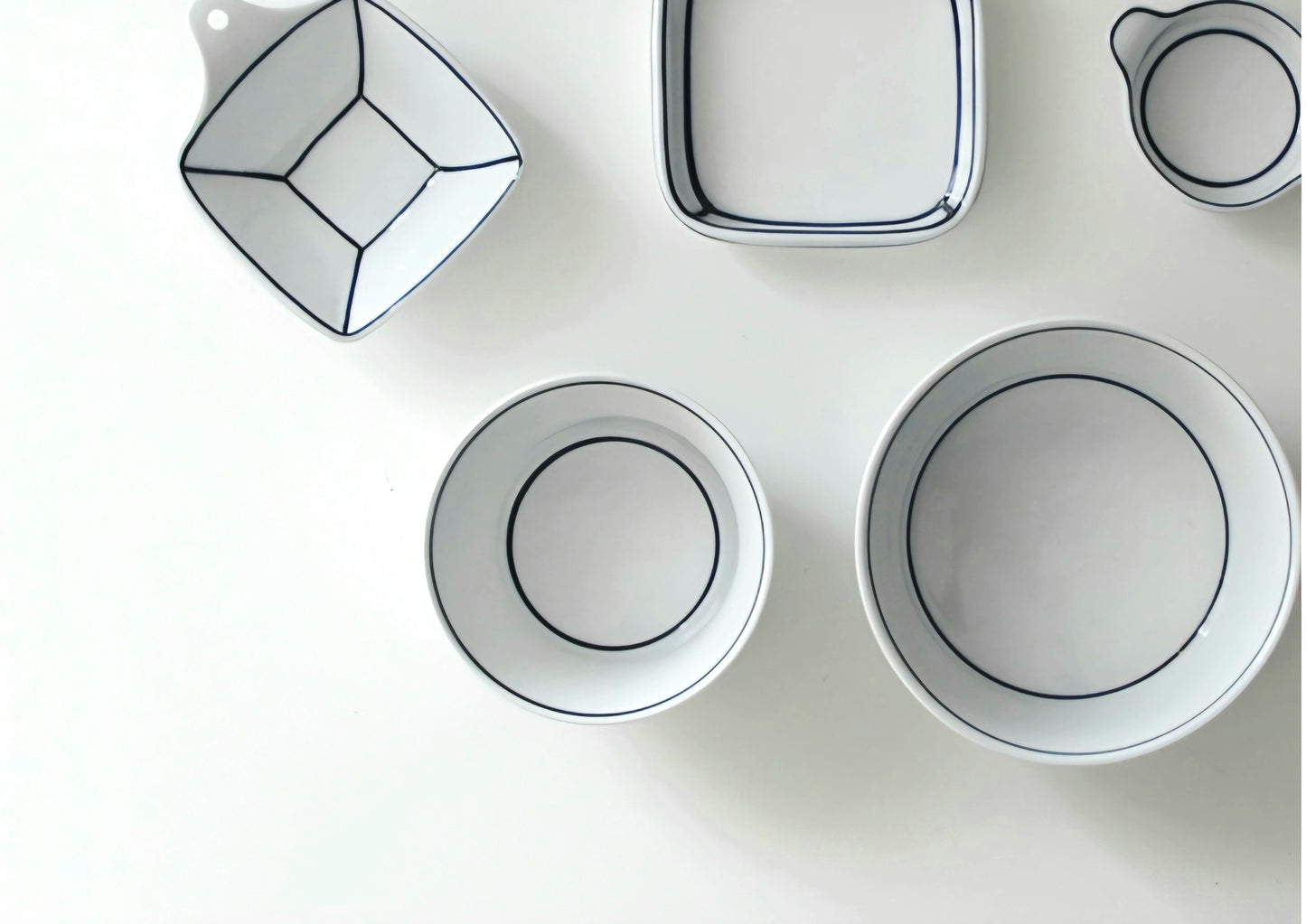 Handled sauce dish